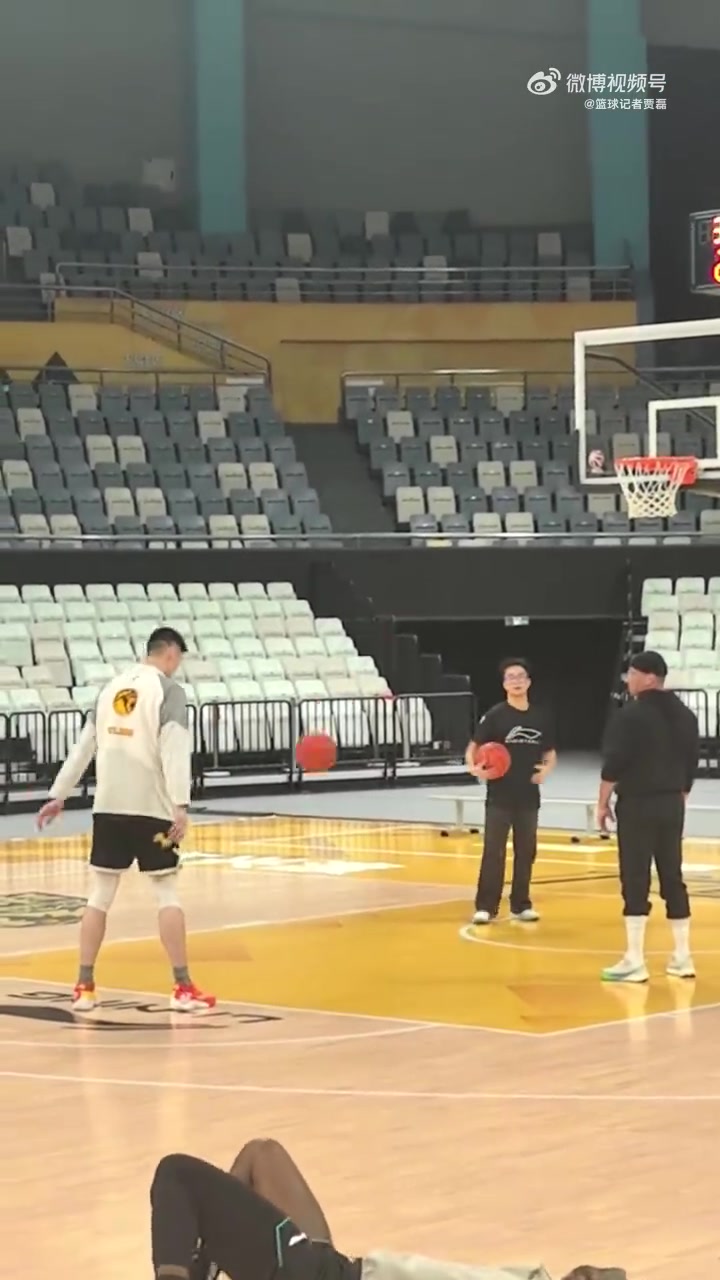 云开体育官网入口-劳模！胡金秋没休息归队立刻练！王博：必须强制让他休息几天了