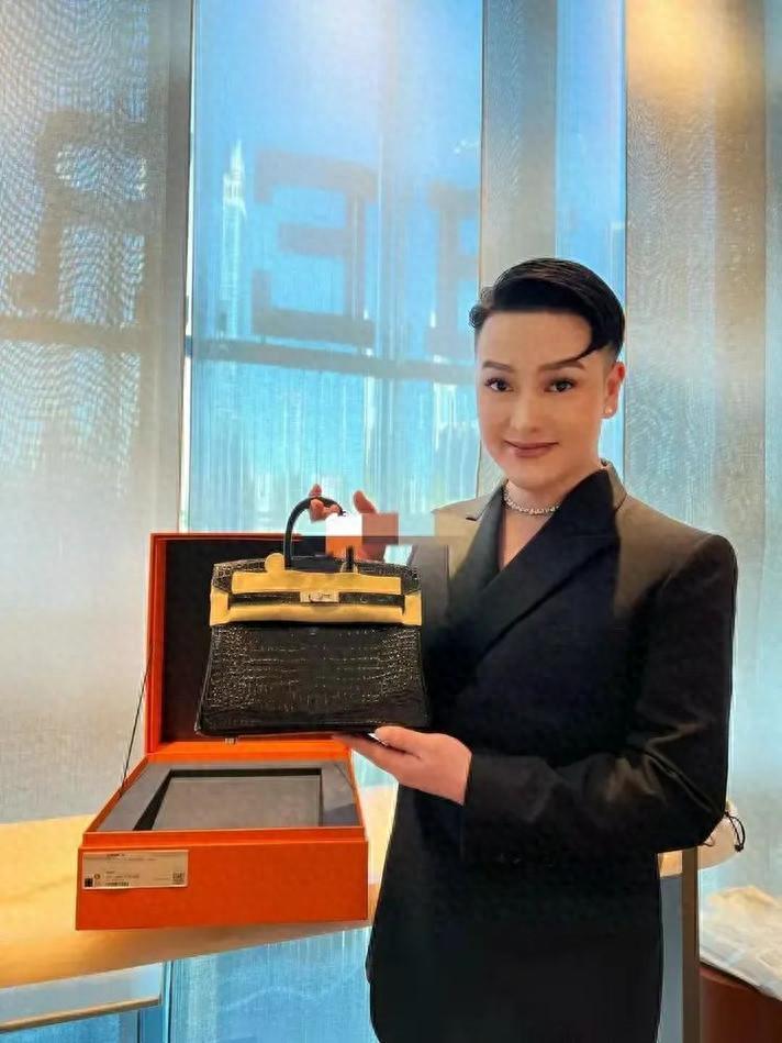 云开体育-人民日报怒批！炫富、偷税749万、跑国外，现又来“割内地韭菜”