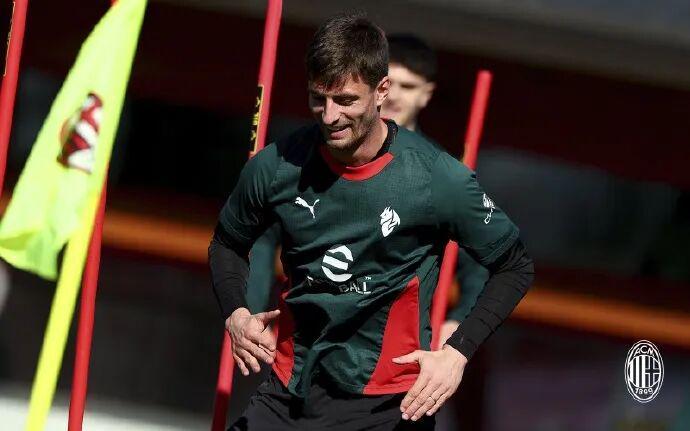 云开体育官网入口-意媒丨米兰周一放假，两人选择加练